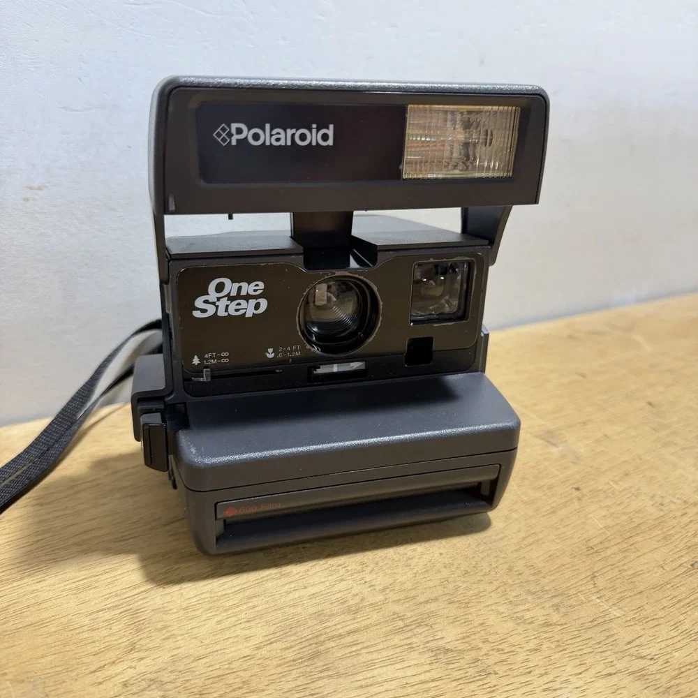 Vintage Polaroid OneStep 600 Instant Film Camera Black w/ Flash 600 Film Type